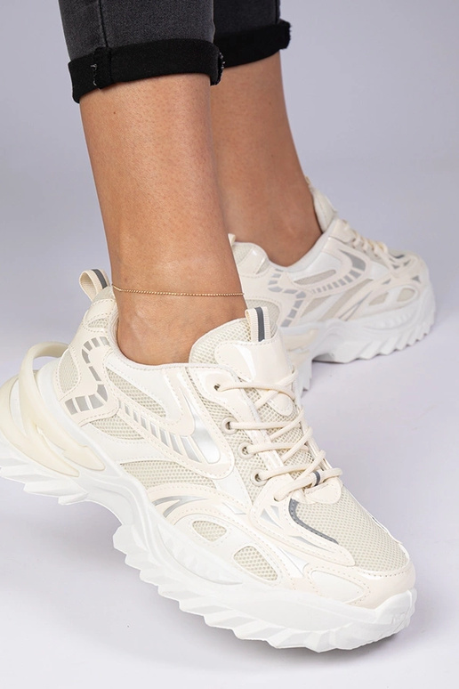 Bēši sporta sneakers uz masīvas zoles... Bēši sporta sneakers uz masīvas zoles...