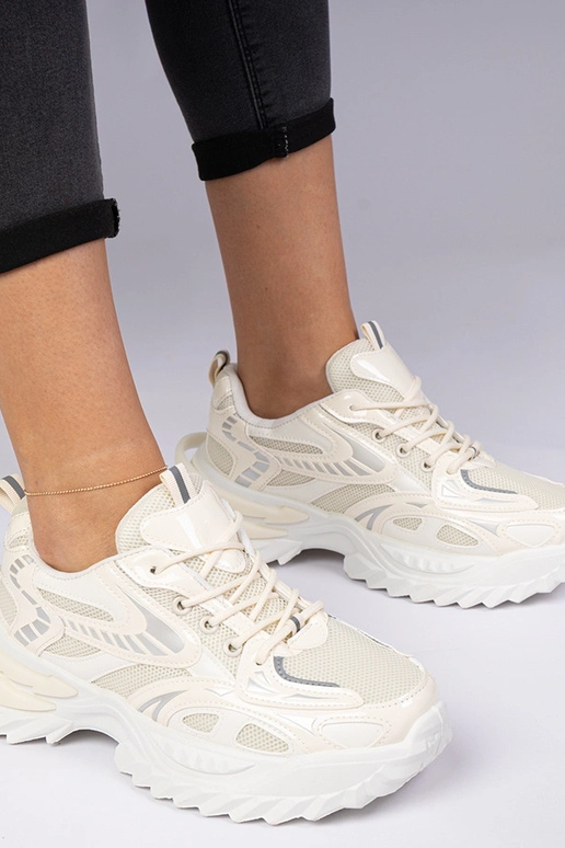 Bēši sporta sneakers uz masīvas zoles... Bēši sporta sneakers uz masīvas zoles...