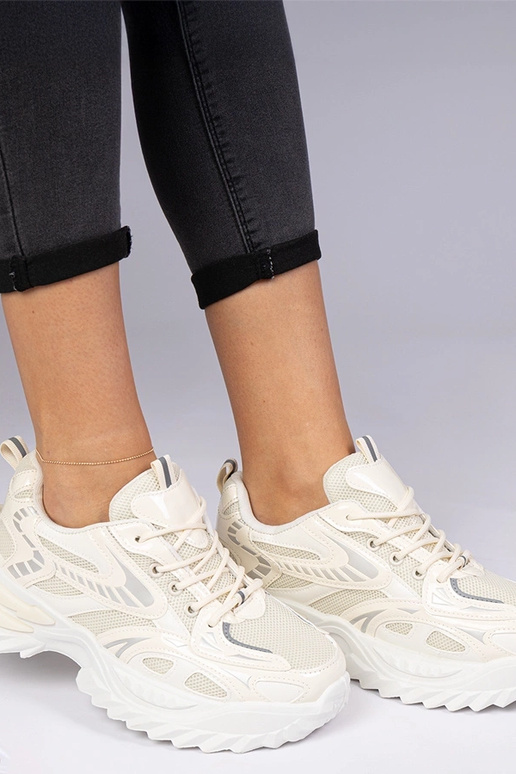 Bēši sporta sneakers uz masīvas zoles... Bēši sporta sneakers uz masīvas zoles...