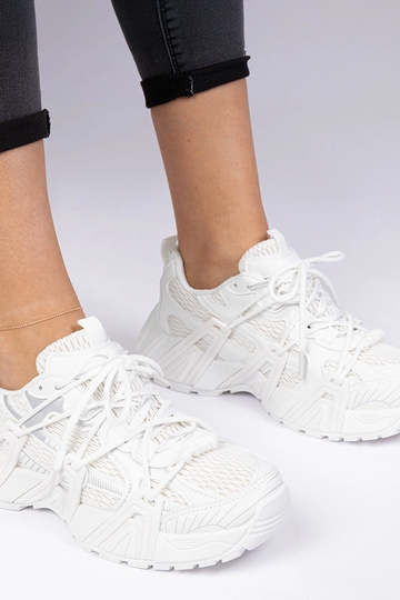 Baltie stilīgie sneakers uz masīvas zoles Lukaro