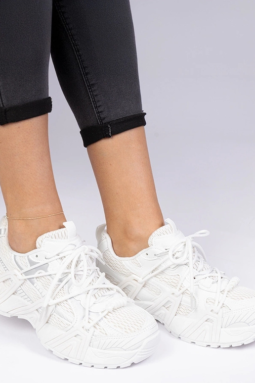 Baltie stilīgie sneakers uz masīvas... Baltie stilīgie sneakers uz masīvas...