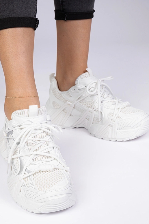 Baltie stilīgie sneakers uz masīvas... Baltie stilīgie sneakers uz masīvas...