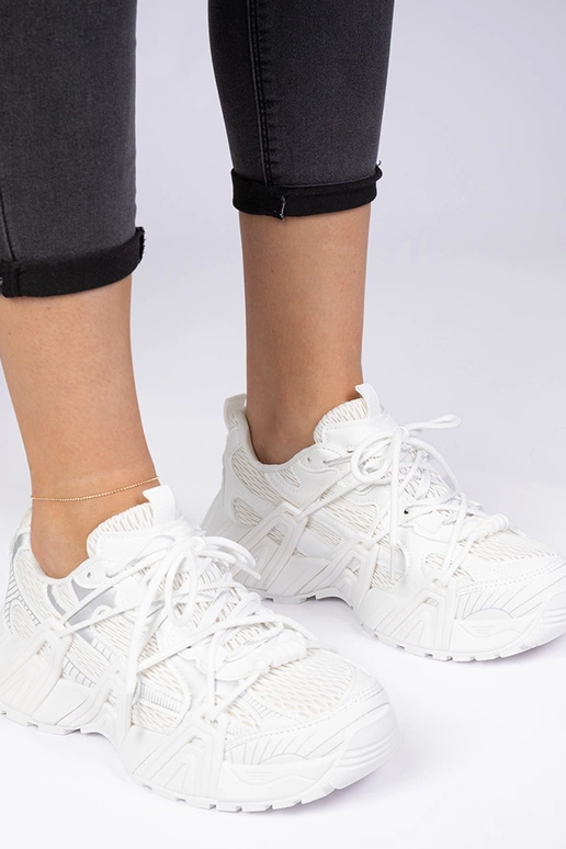 Baltie stilīgie sneakers uz masīvas... Baltie stilīgie sneakers uz masīvas...