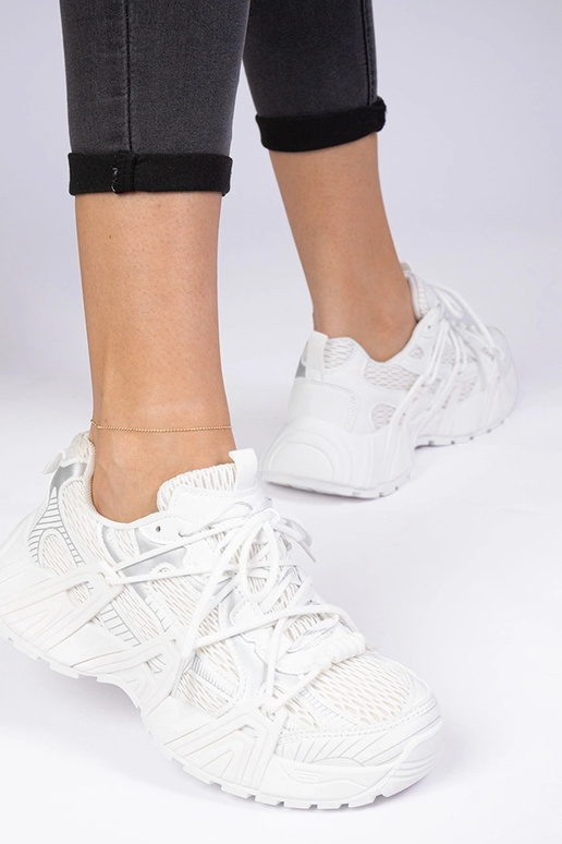 Baltie stilīgie sneakers uz masīvas... Baltie stilīgie sneakers uz masīvas...