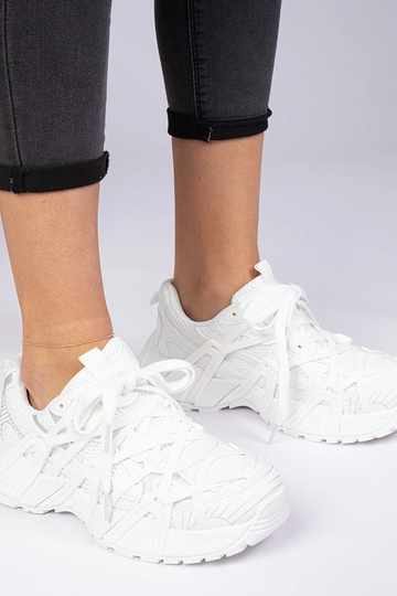 Baltie sneakers uz masīvas...
