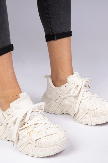 Bēši sneakers uz masīvas...