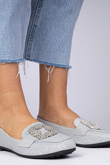 Sudraba mirdzošas mokasīnas...