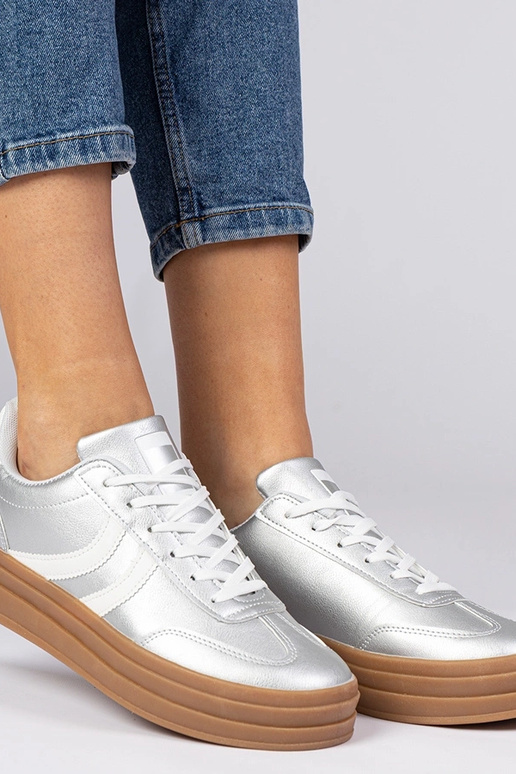 Sudraba sporta apavi sievietēm uz... Sudraba sporta apavi sievietēm uz...