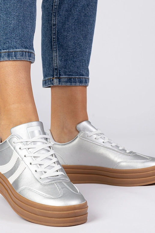 Sudraba sporta apavi sievietēm uz... Sudraba sporta apavi sievietēm uz...