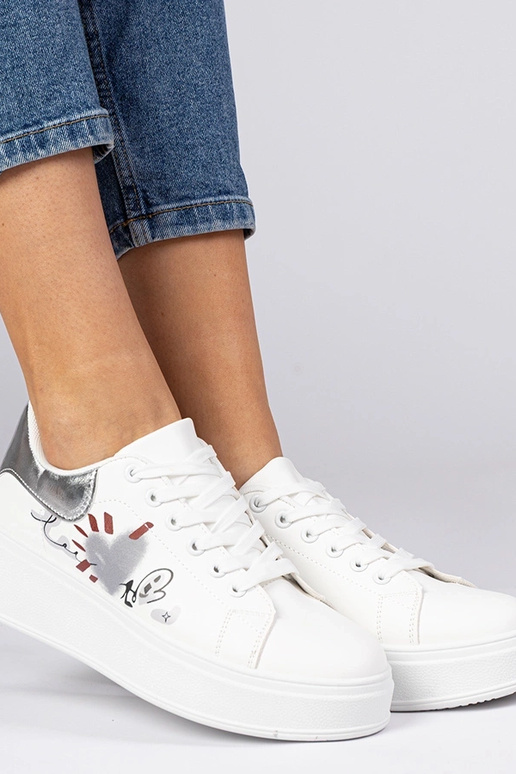 Baltā un sudraba sporta apavi... Baltā un sudraba sporta apavi...