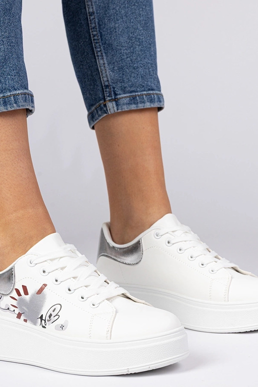 Baltā un sudraba sporta apavi... Baltā un sudraba sporta apavi...