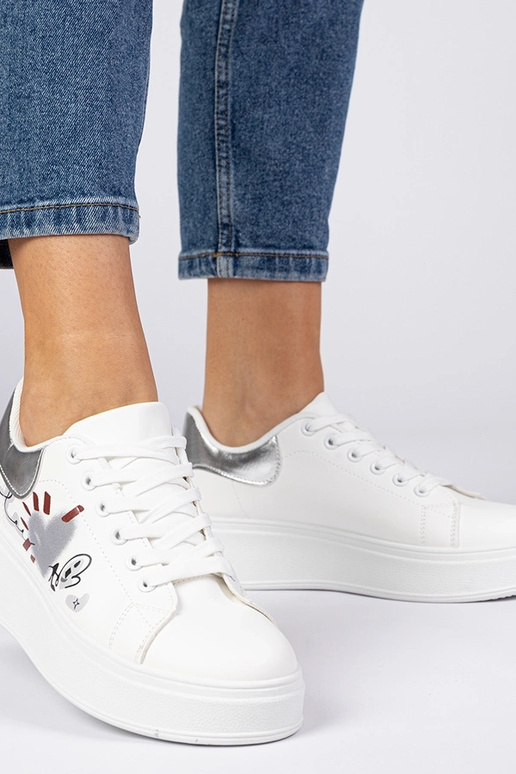 Baltā un sudraba sporta apavi... Baltā un sudraba sporta apavi...