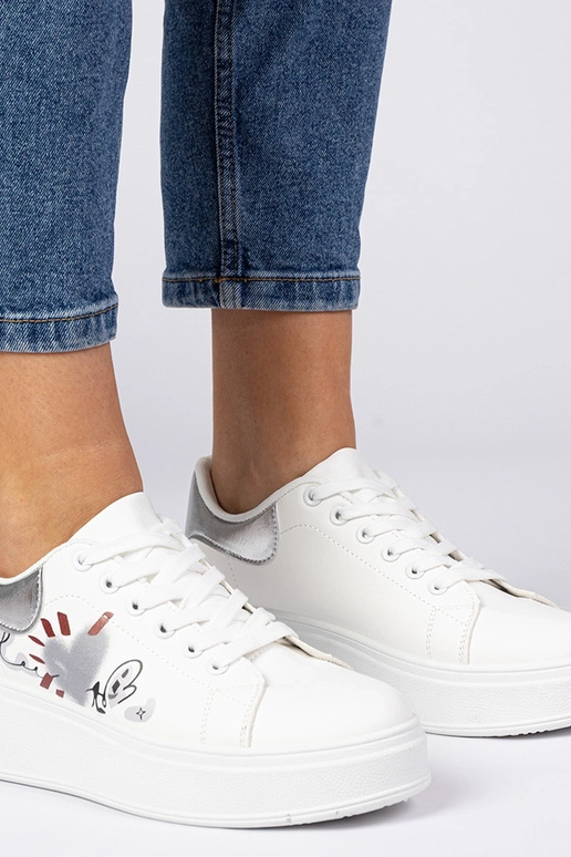 Baltā un sudraba sporta apavi... Baltā un sudraba sporta apavi...