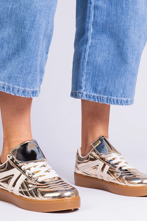 Bežīgas lakotas kurpes uz staba Ferida