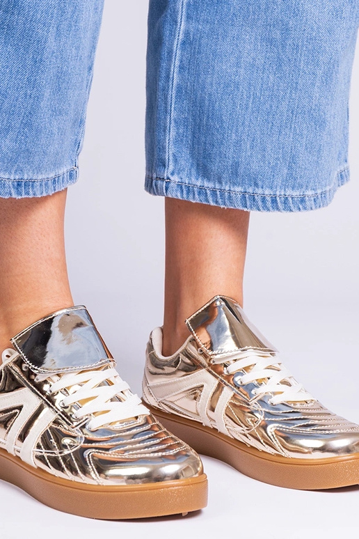 Bežīgas lakotas kurpes uz staba Ferida