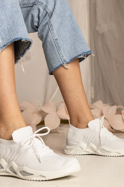 Baltas dāmu kedas ar zeķes augstumu...