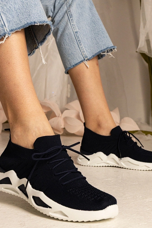 Tumši zils kedas ar zeķes augstumu...