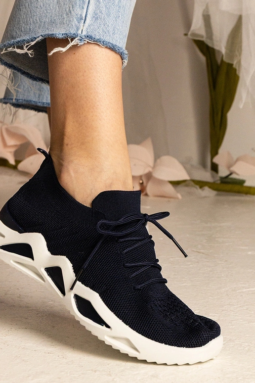 Tumši zils kedas ar zeķes augstumu...