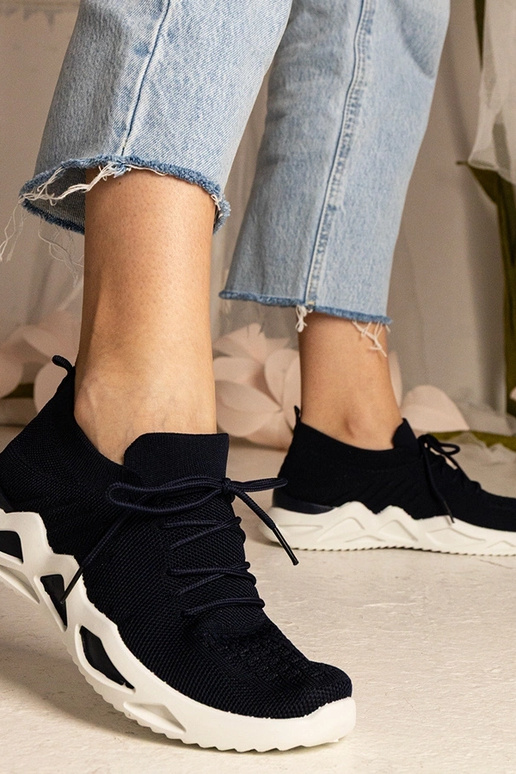 Tumši zils kedas ar zeķes augstumu...