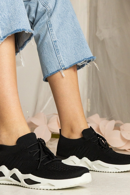 Melnas kedas ar zeķes augstumu Miyana