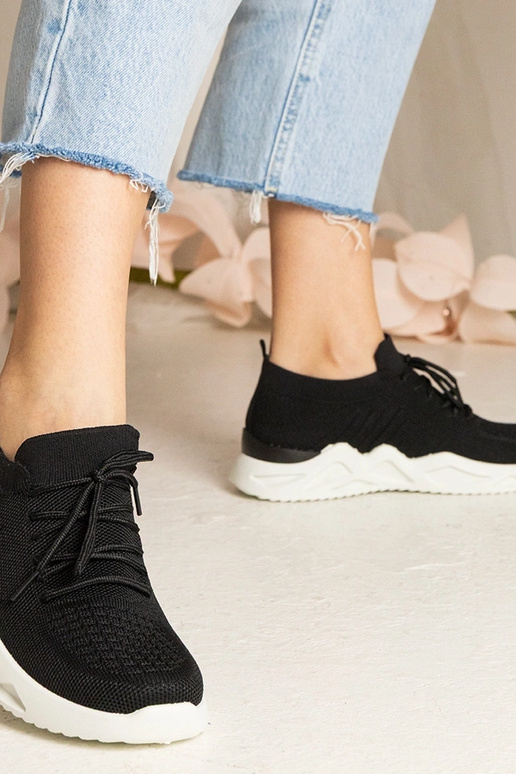 Melnas kedas ar zeķes augstumu Miyana