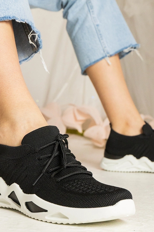 Melnas kedas ar zeķes augstumu Miyana