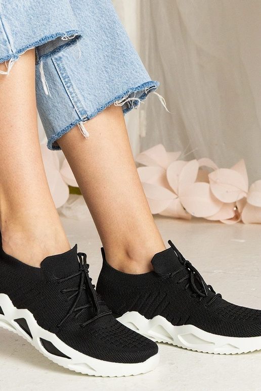 Melnas kedas ar zeķes augstumu Miyana