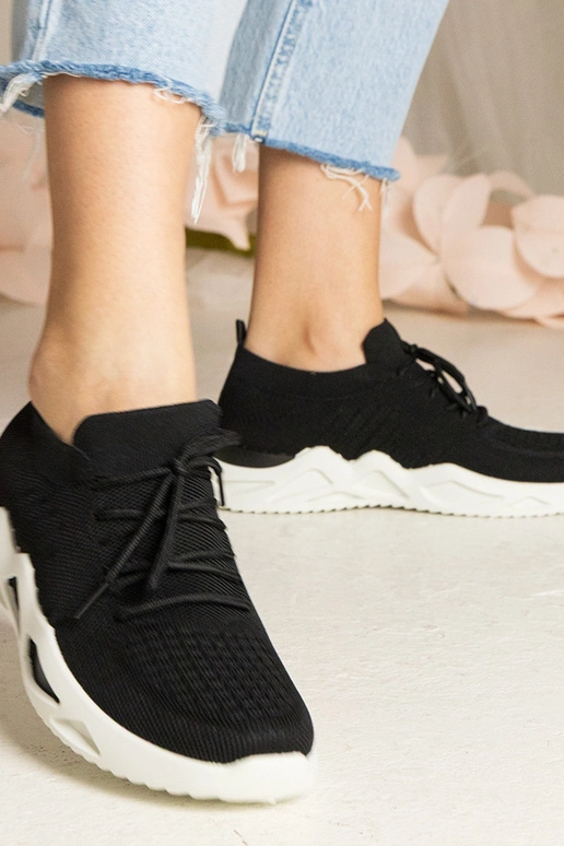 Melnas kedas ar zeķes augstumu Miyana