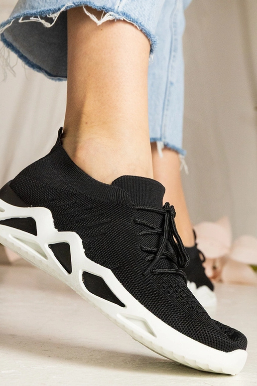 Melnas kedas ar zeķes augstumu Miyana