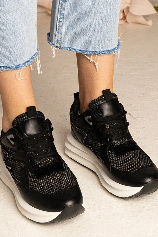 Melnas kedas ar hologrāfisku elementu...