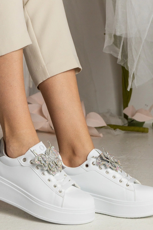 Balti un sudraba sporta apavi ar...