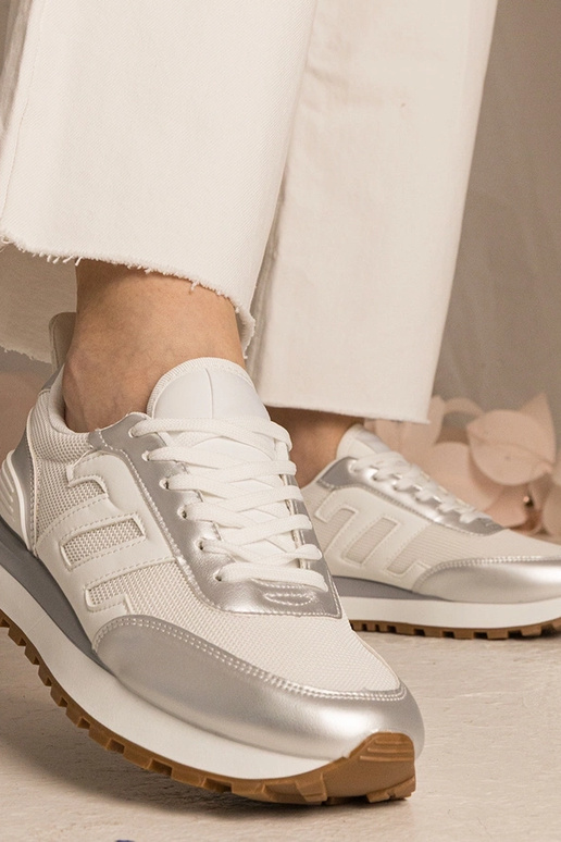 Balti un sudraba sporta apavi...