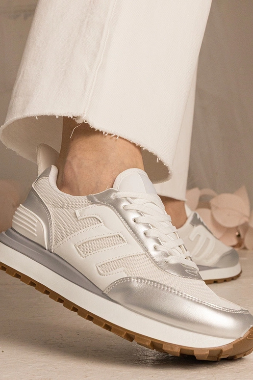 Balti un sudraba sporta apavi...