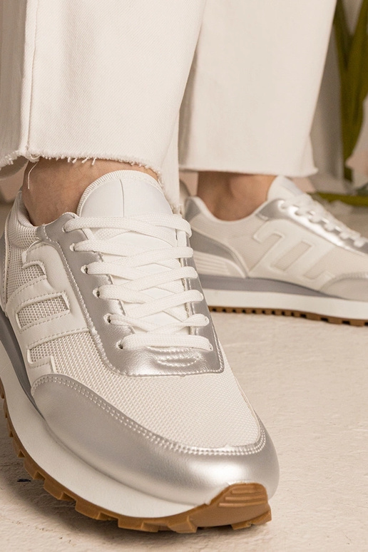 Balti un sudraba sporta apavi...