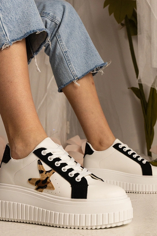 Balti un melni apavi ar spīdumu un...