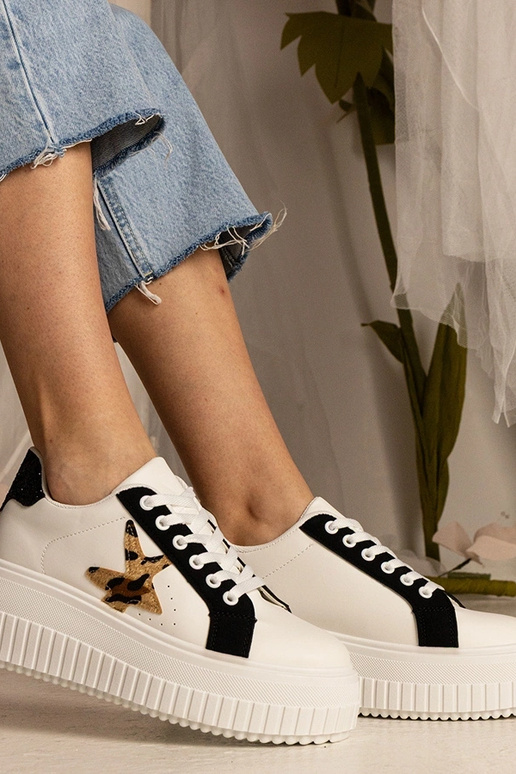 Balti un melni apavi ar spīdumu un...