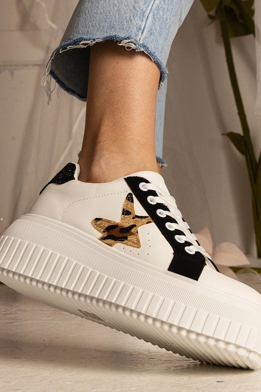 Balti un melni apavi ar spīdumu un...