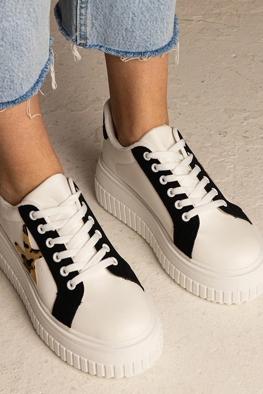 Balti un melni apavi ar spīdumu un...