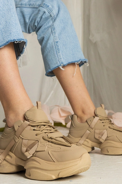 Brūni masīvie sporta apavi sievietēm...