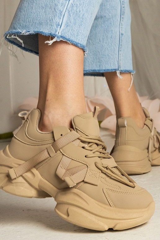 Brūni masīvie sporta apavi sievietēm...