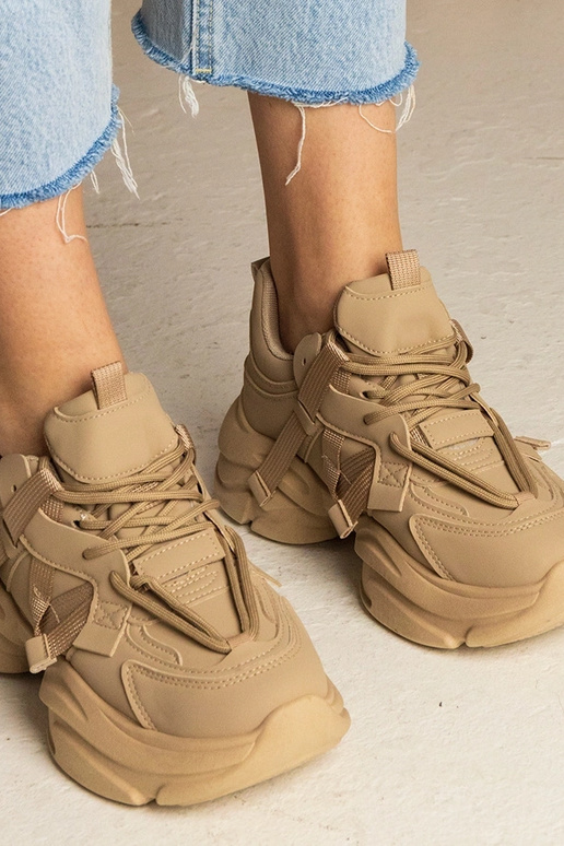 Brūni masīvie sporta apavi sievietēm...