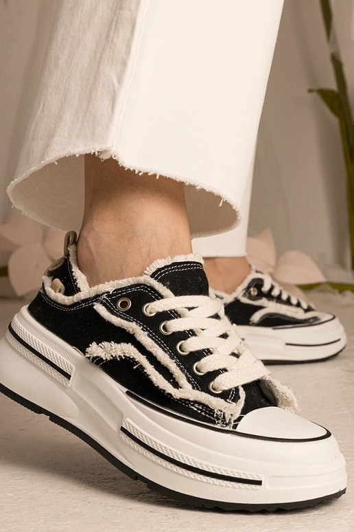 Melni augstpapēžu sporta apavi...