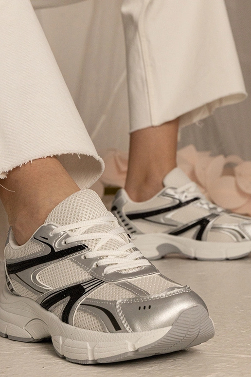 Sudraba sporta apavi sievietēm ar... Sudraba sporta apavi sievietēm ar...