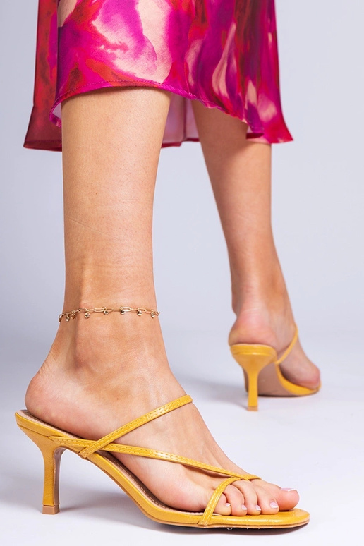 Dzeltenas eleganti sieviešu čības uz...