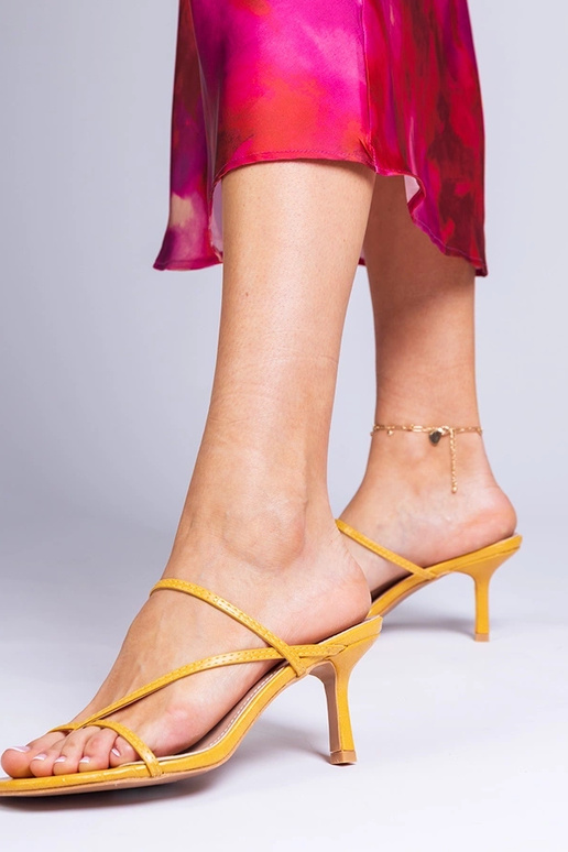 Dzeltenas eleganti sieviešu čības uz...