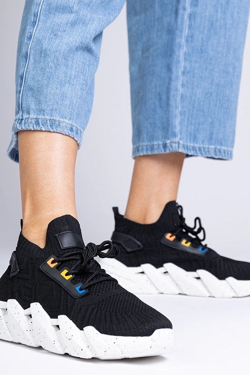 Melnas sieviešu sporta kurpes uz...