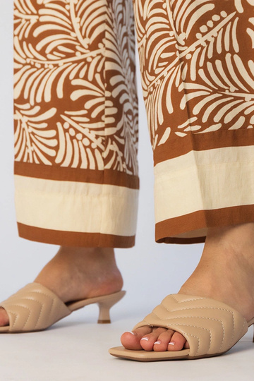 Gaiši smilškrāsas čības uz...