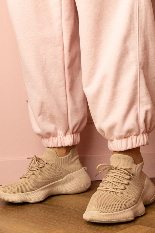 Smilšu krāsas sieviešu sporta apavi...