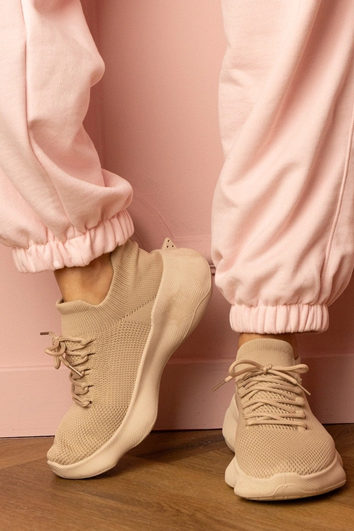 Smilšu krāsas sieviešu sporta apavi...