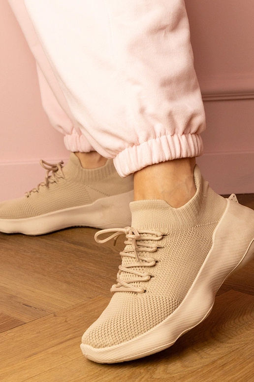 Smilšu krāsas sieviešu sporta apavi...